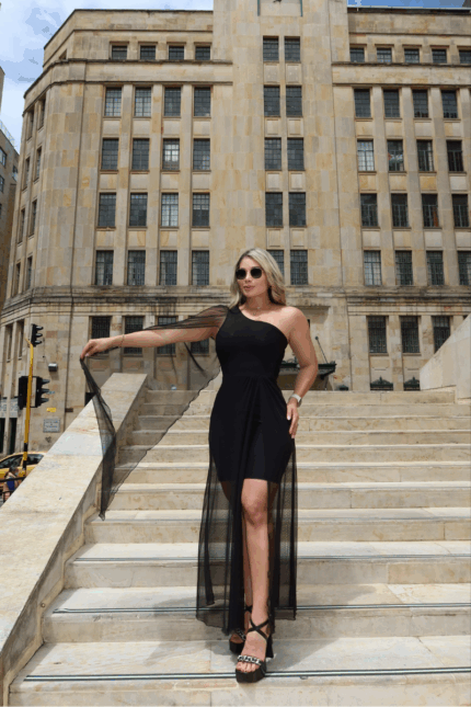 Vestido aimétrico de un solo hombro con caída en mallatext