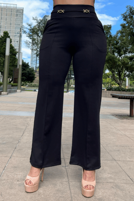 Pantalón en punta de roma con bolsillos y herraje en pretina